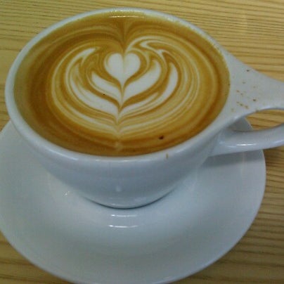 Foto scattata a Happy Coffee da JimmyJam O. il 6/17/2012