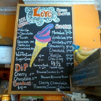 รูปภาพถ่ายที่ The Love Cafe โดย R L. เมื่อ 3/30/2012