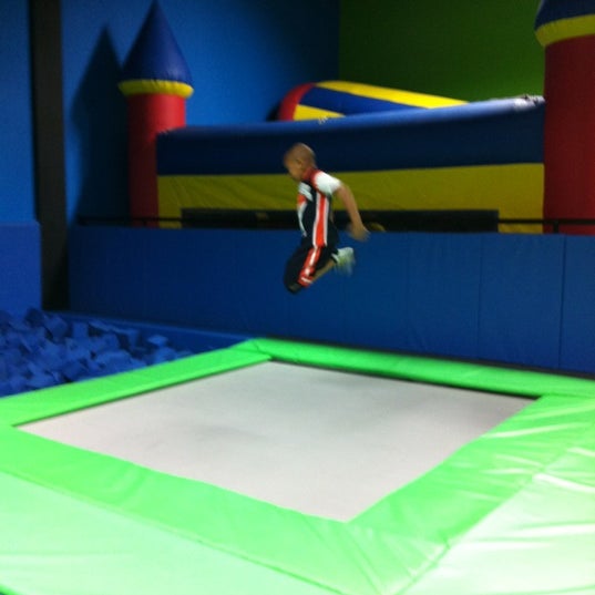 Foto scattata a Bounce Trampoline Sports da Ty M. il 5/12/2012