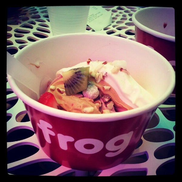 8/12/2012 tarihinde Joseph W.ziyaretçi tarafından Frog Frozen Yogurt Bar'de çekilen fotoğraf