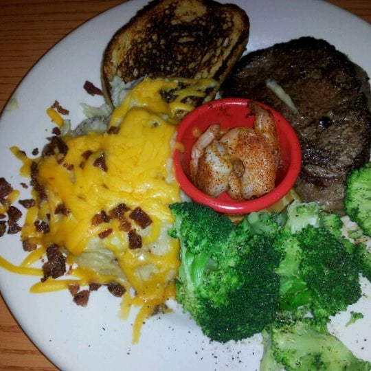 Photo taken at Chili&#39;s Grill &amp; Bar by Rafael M. on 5/16/2012