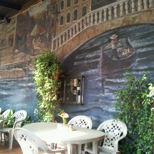Foto diambil di The Pizza Place &amp; Garden Cafe oleh Lance T. pada 9/8/2012