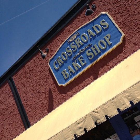 รูปภาพถ่ายที่ Crossroads Bake Shop โดย Brian P. เมื่อ 6/24/2012