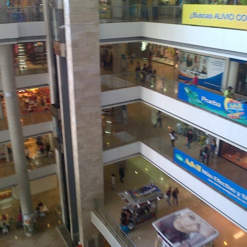 รูปภาพถ่ายที่ Millennium Mall โดย Hector R. เมื่อ 8/13/2012