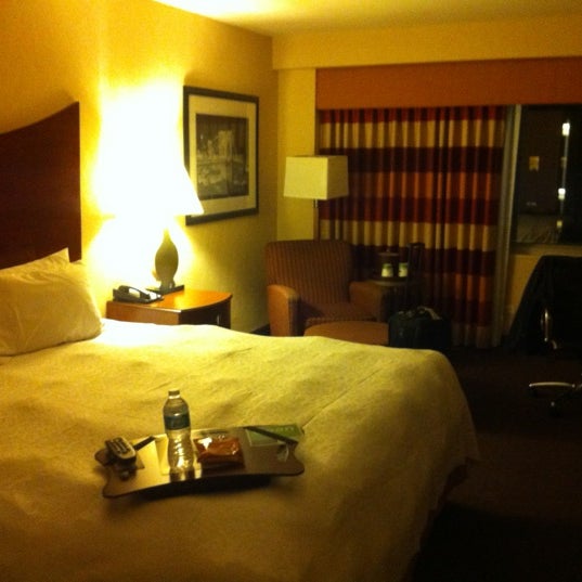 Foto diambil di Hampton Inn by Hilton oleh Victor C. pada 5/15/2012