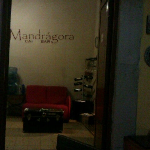 Foto tirada no(a) La Mandrágora Café + Bar por Ana Laura y. em 8/12/2012