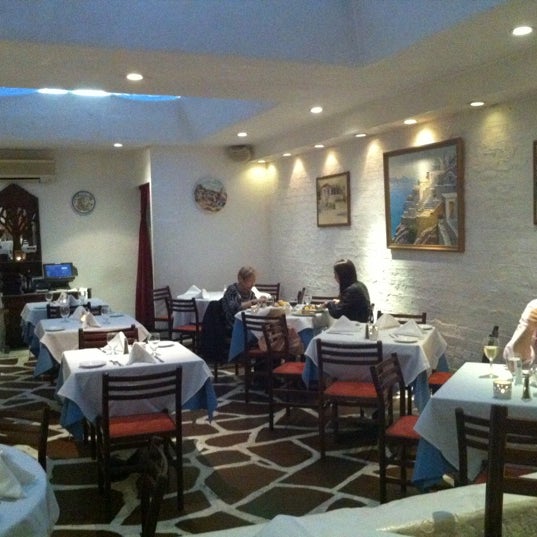 Foto tomada en Ithaka Restaurant  por Rob K. el 6/8/2012