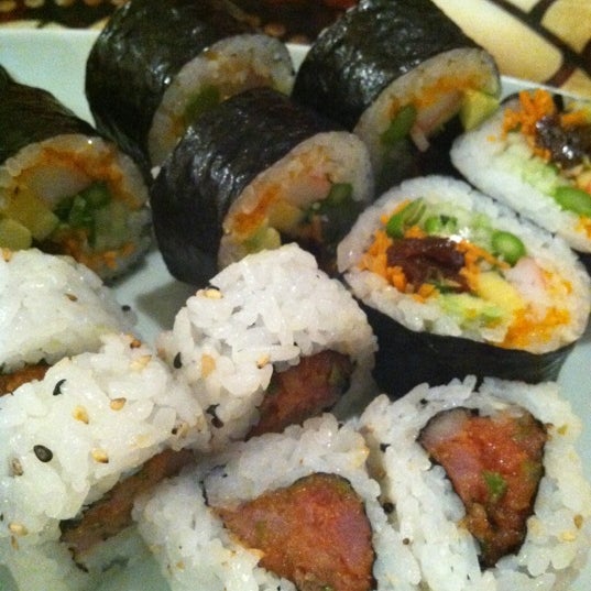 Foto diambil di Teak Thai Cuisine &amp; Sushi Bar oleh Monica N. pada 3/22/2012