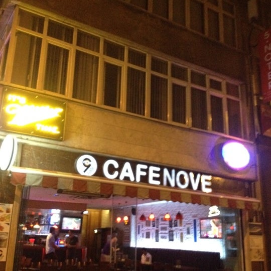 รูปภาพถ่ายที่ Cafe Nove โดย Ufuk K. เมื่อ 6/8/2012