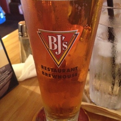 Photo taken at BJ&#39;s Restaurant &amp; Brewhouse by Sara R. on 8/7/2012