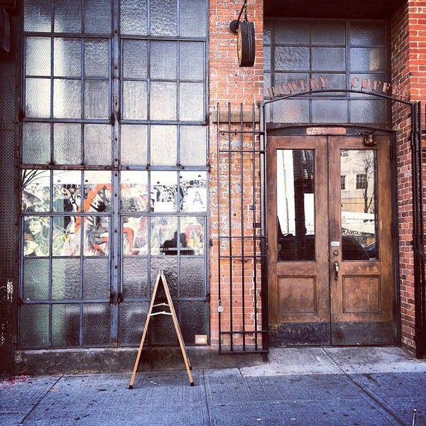 2/19/2012 tarihinde Matt D.ziyaretçi tarafından Bowery Coffee'de çekilen fotoğraf
