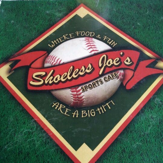 Foto tirada no(a) Shoeless Joe&#39;s por Jenn G. em 5/13/2012