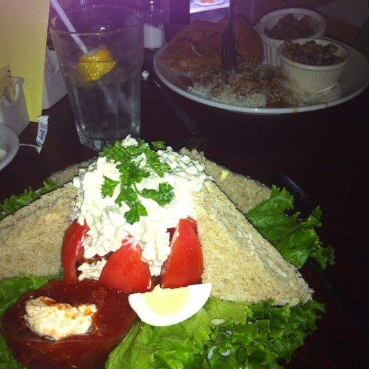 Photo prise au Walnut Hills Restaurant &amp; Round Table par Samantha T. le8/4/2012