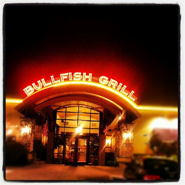 6/28/2012 tarihinde Cabin Fever Vacations ..ziyaretçi tarafından Bullfish Grill'de çekilen fotoğraf