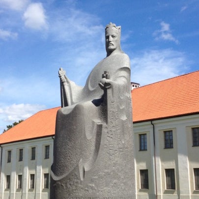 รูปภาพถ่ายที่ Karaliaus Mindaugo paminklas | Monument to King Mindaugas โดย Rimas B. เมื่อ 7/23/2012