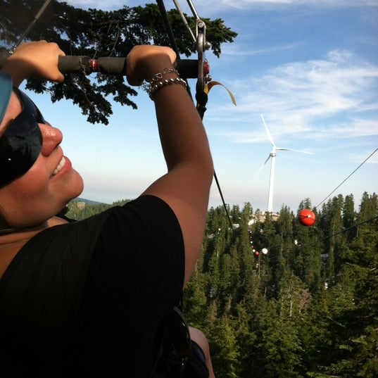 7/12/2012 tarihinde Dena L.ziyaretçi tarafından Grouse Mountain Ziplines'de çekilen fotoğraf