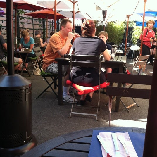 4/7/2012에 Bob Y.님이 Cafe Laurent에서 찍은 사진