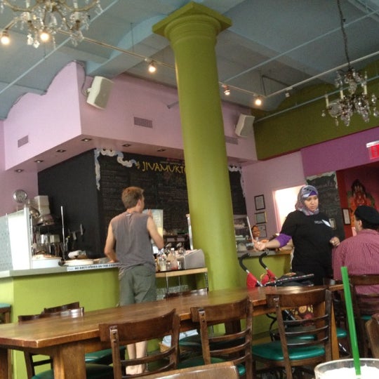 6/30/2012 tarihinde Heather B.ziyaretçi tarafından Jivamuktea Café'de çekilen fotoğraf