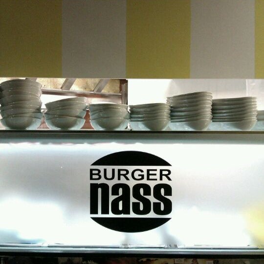 Снимок сделан в Burger Nass пользователем Ana Maria M. 5/23/2012