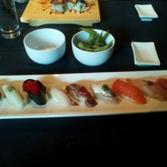 Foto scattata a Dojo Restaurant &amp; Sushi Bar da Ideen S. il 7/11/2012