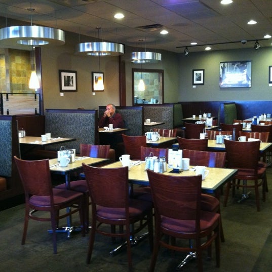 Foto diambil di Larry&#39;s II Restaurant oleh ash d. pada 3/27/2012
