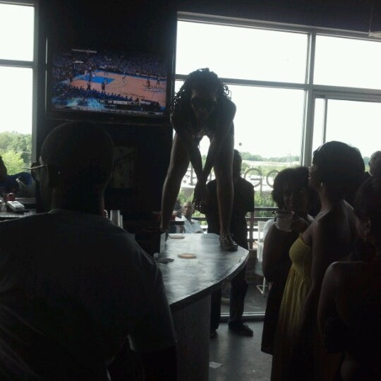 6/16/2012 tarihinde Ayanna G.ziyaretçi tarafından Indigo Bar &amp; Lounge'de çekilen fotoğraf