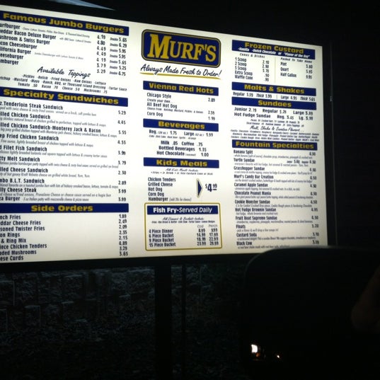 รูปภาพถ่ายที่ MURF&#39;S Frozen Custard and Jumbo Burgers โดย Z P. เมื่อ 2/18/2012