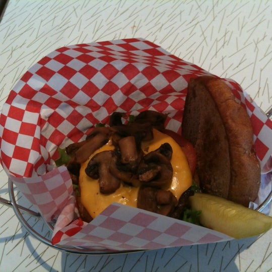 3/19/2012 tarihinde Kenryu S.ziyaretçi tarafından Custom Burger'de çekilen fotoğraf
