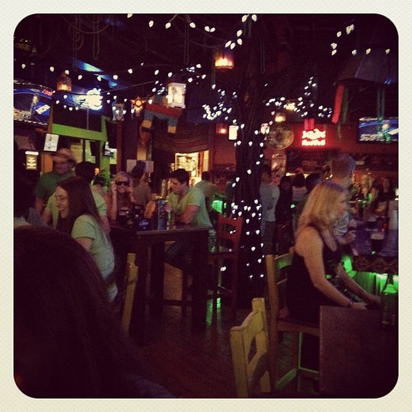 รูปภาพถ่ายที่ Chico&#39;s Tequila Bar โดย JT T. เมื่อ 3/18/2012