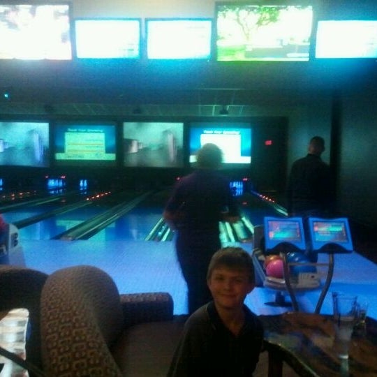 Photo taken at Knuckleheads Trampoline Park • Rides • Bowling by Kelly A. on 4/28/2012