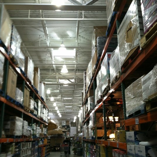 Costco - Five Towns에서 할인 매장일에서의 사진