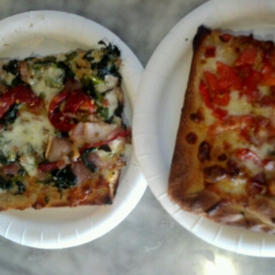 Foto diambil di Carluccio&#39;s Coal Fired Pizza oleh Lisa M. pada 6/23/2012