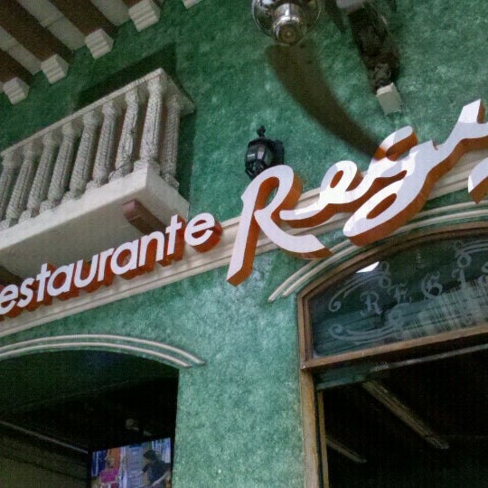 7/6/2012 tarihinde Giovanni R.ziyaretçi tarafından Restaurant Bar Regis'de çekilen fotoğraf