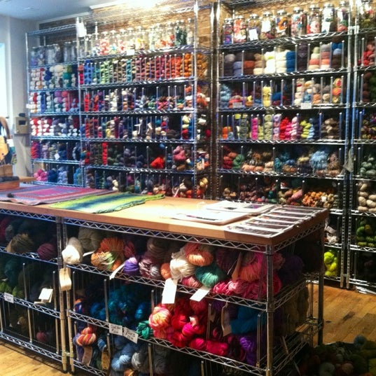 5/22/2012 tarihinde Maribel P.ziyaretçi tarafından The Yarn Company'de çekilen fotoğraf
