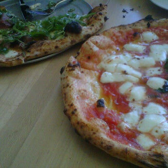 4/7/2012 tarihinde shimmyziyaretçi tarafından Burrata Wood Fired Pizza'de çekilen fotoğraf