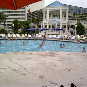 Foto tirada no(a) Melia Nassau Beach - Main Pool por Dino H. em 5/26/2012