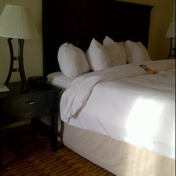 Foto diambil di Hotel Capstone oleh Ann Marie pada 5/21/2012