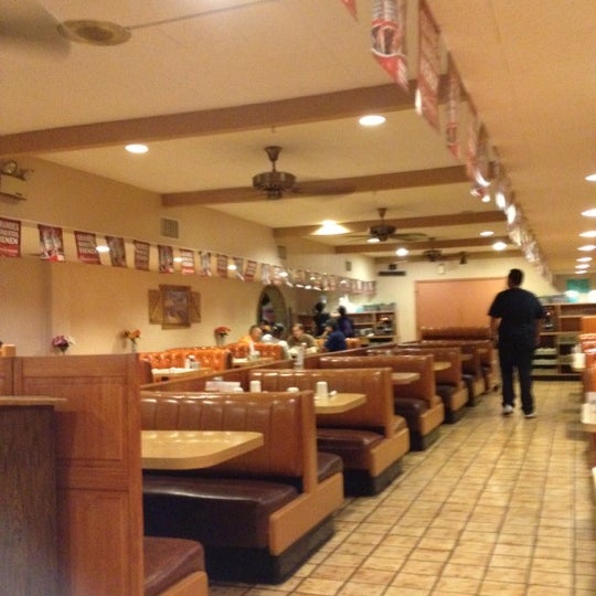 Photo taken at Bitzee Mama&#39;s Restaurant by Robert T. on 6/10/2012
