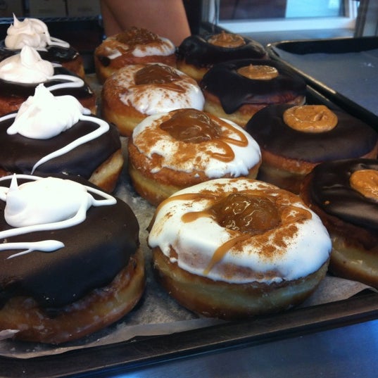 รูปภาพถ่ายที่ Donuts To Go โดย Eat O. เมื่อ 3/22/2012