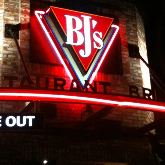Photo taken at BJ&#39;s Restaurant &amp; Brewhouse by Genevieve S. on 2/16/2012