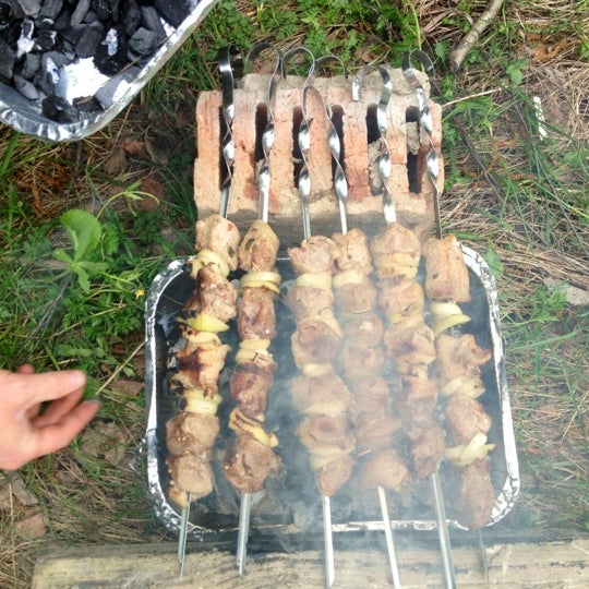 Шашлык на районе. Жарят шашлык в парке. Шашлык на районе. Вкусный шашлык в калуге. Все шашлыки бибирево меню и цены.