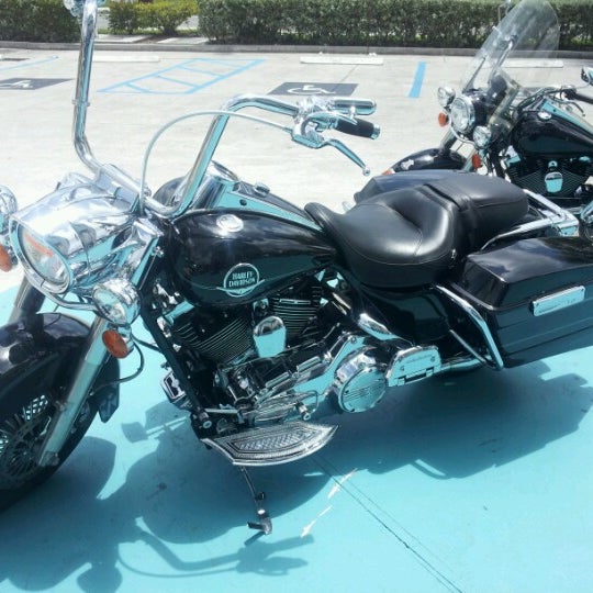 Foto tomada en Peterson&#39;s Harley-Davidson of Miami  por Oliver Wayne J. el 7/21/2012