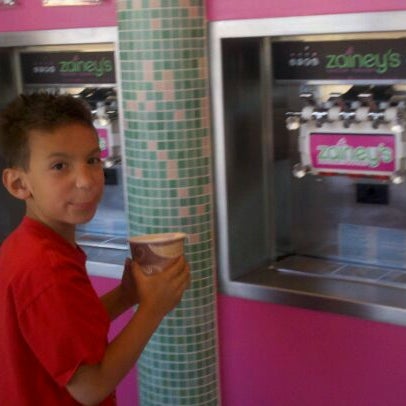 รูปภาพถ่ายที่ Zainey&#39;s Frozen Yogurt โดย Angel M. เมื่อ 5/29/2012