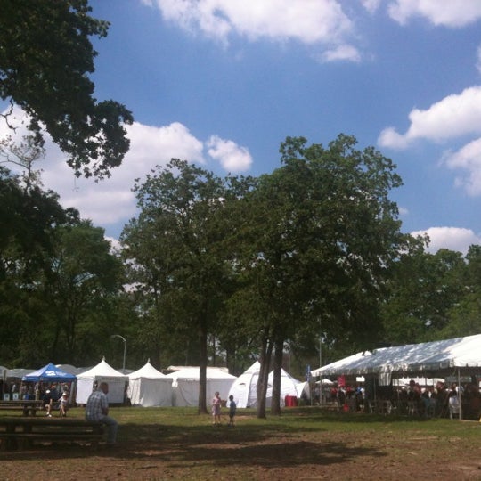 รูปภาพถ่ายที่ Bayou City Art Festival Memorial Park โดย Heather P. เมื่อ 3/25/2012