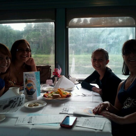 Снимок сделан в Murder Mystery Dinner Train пользователем Stephanie D. 8/18/2012