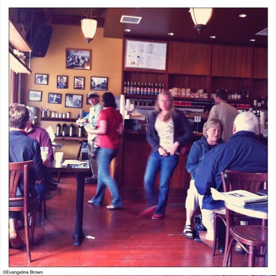 รูปภาพถ่ายที่ Caffe Trieste โดย Evangeline B. เมื่อ 7/5/2012