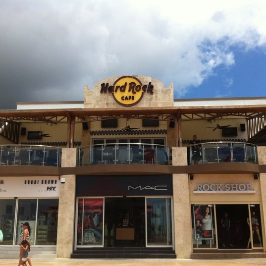 Foto tomada en Hard Rock Cafe St. Maarten  por Shaneé H. el 4/14/2012