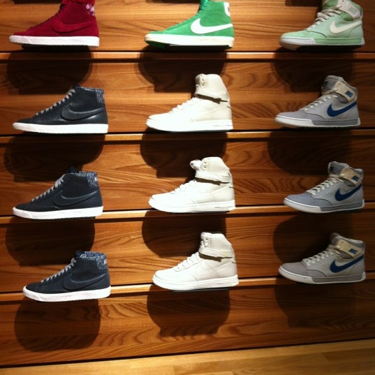 3/10/2012 tarihinde Leila H.ziyaretçi tarafından Nike Store Cola di Rienzo'de çekilen fotoğraf