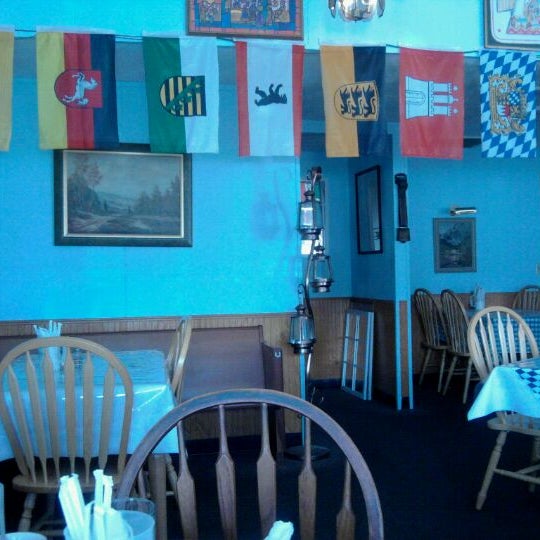 Foto scattata a Gerda&#39;s German Restaurant &amp; Bakery da Jim B. il 2/22/2012