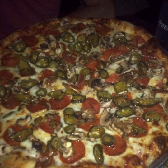Снимок сделан в Santisi Brothers Pizzeria &amp; Sports Grill пользователем Arnold C. 8/12/2012